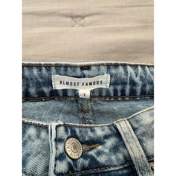 Almost Famous Distressed Light Wash Mid-Rise Shorts sz 1 - Picture 4 of 5
